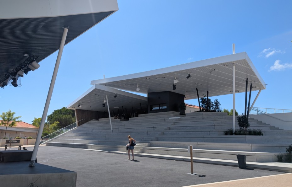 Camping Le Pin Parasol Création d'un espace scénique extérieur